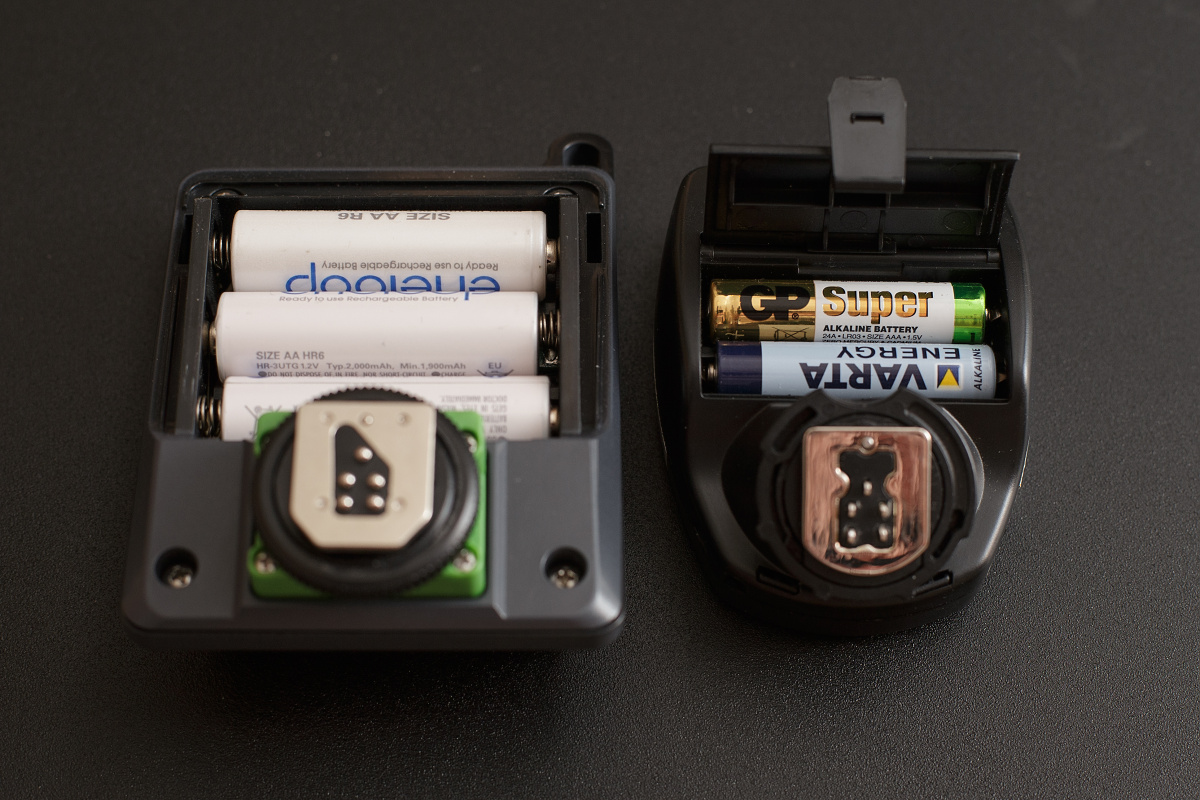 Priolite používá tužkové baterie, Profoto mikrotužkové. Profoto také má dvířka bateriového prostoru na pantu, nehrozí jejich ztráta